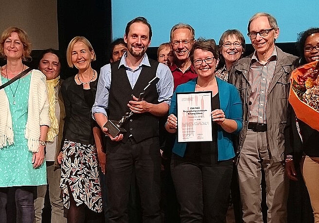 Den diesjährigen Sozialpreis 2018 nahm Zentrumsleiter Christoph Wüthrich (Mitte) für das Cultibo entgegen. (Bild: ZVG)