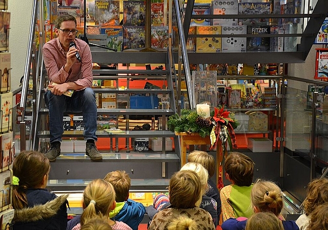 Am Freitag, 9. November können Klein und Gross anlässlich der Erzählnacht wieder farbenprächtigen Geschichten lauschen. (Bild: vwe)