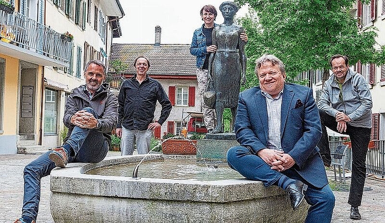 Die Gruppe im Graben mit (v.l.) Andreas Stettler, Martin Schaffner, Nicole Trotter, Wolfgang Niklaus und Klaus Kaiser. (Bild: ZVG)