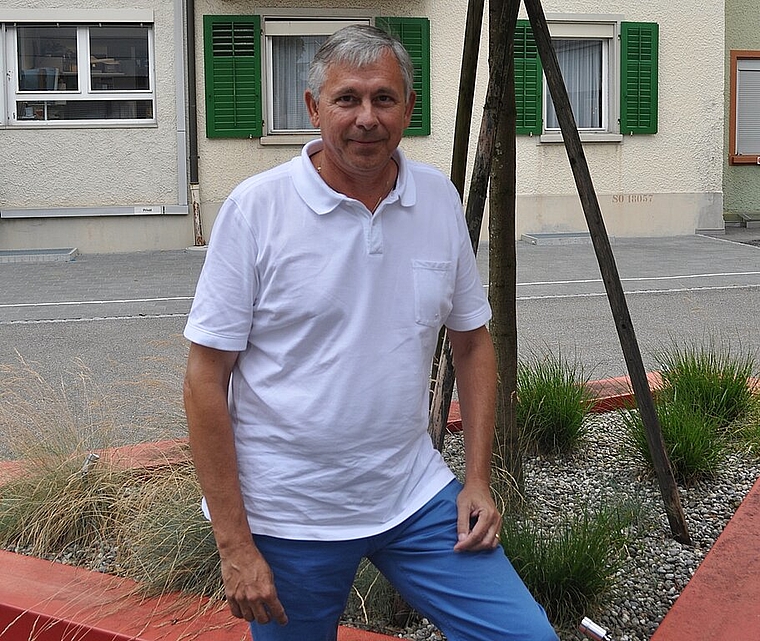 Peter Bürki im bepflanzten Vorhof der 2008 eröffneten Seminarinsel. vwe)