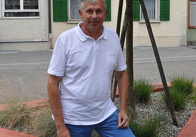 Peter Bürki im bepflanzten Vorhof der 2008 eröffneten Seminarinsel. vwe)