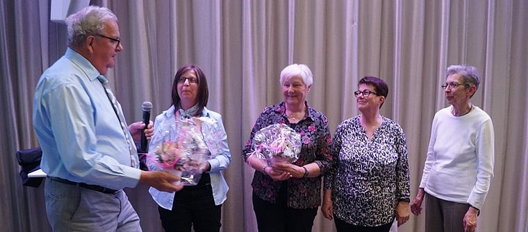 Der Präsident Albert Schumacher (l.) überreicht den treuen Helferinnen Regula Brandenburger, Clara Arlati, Elisabeth Hug, Rita Guldimannein ein Blumenpräsent als kleines Dankeschön. (Bild: ZVG)