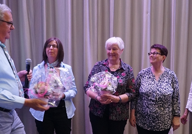 Der Präsident Albert Schumacher (l.) überreicht den treuen Helferinnen Regula Brandenburger, Clara Arlati, Elisabeth Hug, Rita Guldimannein ein Blumenpräsent als kleines Dankeschön. (Bild: ZVG)