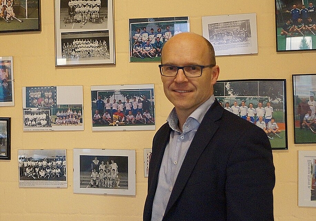 Daniel Pfister, Co-Präsident des HC Olten, vor der Fotowand im Klubhaus im Kleinholz: «Wir sind eine Hockey-Familie.» (Bild: Franz Beidler)