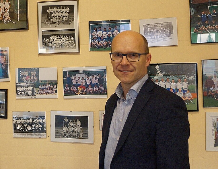 Daniel Pfister, Co-Präsident des HC Olten, vor der Fotowand im Klubhaus im Kleinholz: «Wir sind eine Hockey-Familie.» (Bild: Franz Beidler)