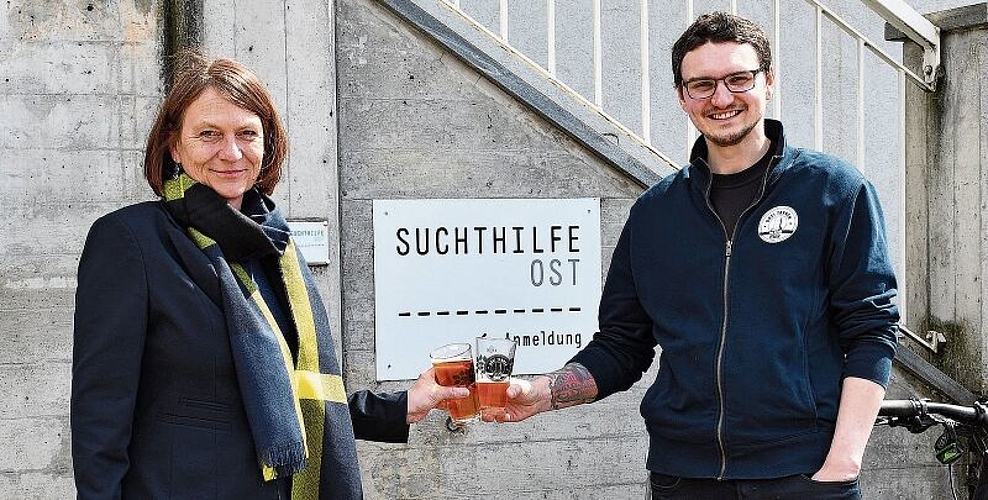 Ursula Hellmüller, Geschäftsleiterin Suchthilfe Ost, und Simon Gomm von der Brauerei Dreitannenbier, konnten am letzten  Samstag auf neue Öffnungszeiten und das hauseigene Leichtbier der Stadtküche anstossen. (Bilder: Franz Beidler)
