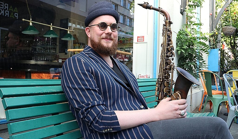 Saxofonist Simon Spiess wagt jeweils jeden zweiten Sonntag ein Musik- und Kunst-Experiment in der Galicia Bar. (Bild: mim)