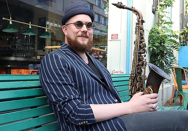 Saxofonist Simon Spiess wagt jeweils jeden zweiten Sonntag ein Musik- und Kunst-Experiment in der Galicia Bar. (Bild: mim)