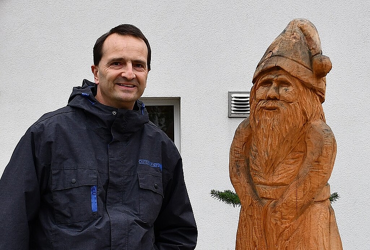 Zunftmeister Felix Büttiker vor dem Zunftlokal der Chlausenzunft Wangen bei Olten, wo ein Chlaus aus Holz stets freundlich grüsst. (Bild: Franz Beidler)