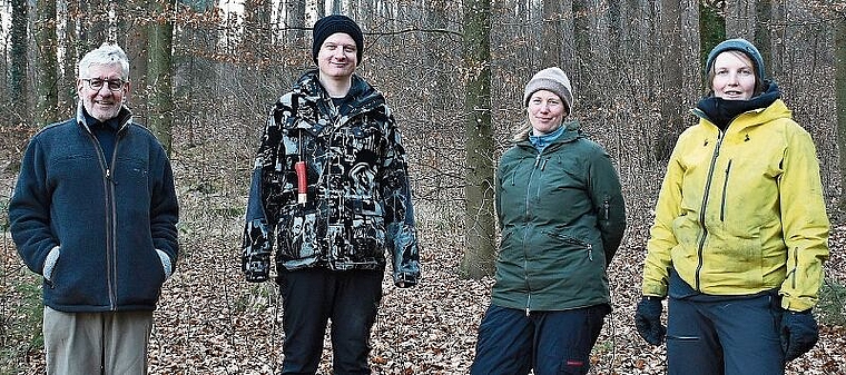 Die Köpfe hinter dem Waldexperiment (v.l.): Initiator Ruedi Iseli und die Leitenden Tobias Schicker, Anke van Leewen und Antonia von Arx. (Bild: FB)