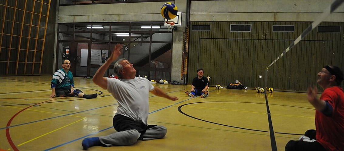 Walter Widmer (vorne), Paralympics-Gewinner 1998, im Training mit der Oltner Sitzball Gruppe BSG. Am 8.9. geht’s an die Schweizer Meisterschaft. jpi)

