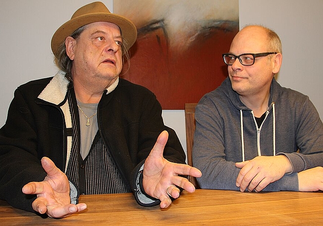 Pflegen eine inspirierende Zusammenarbeit: Stiller Has-Frontmann Endo Anaconda (l.) und der Oltner Musiker Roman Wyss. (Bild: mim)