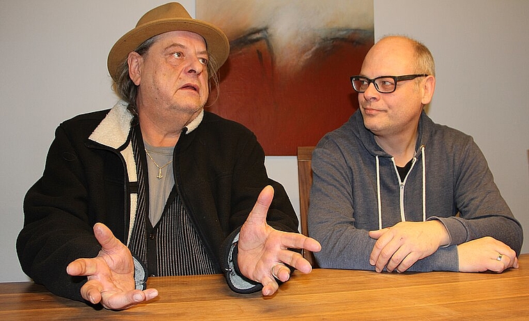 Pflegen eine inspirierende Zusammenarbeit: Stiller Has-Frontmann Endo Anaconda (l.) und der Oltner Musiker Roman Wyss. (Bild: mim)