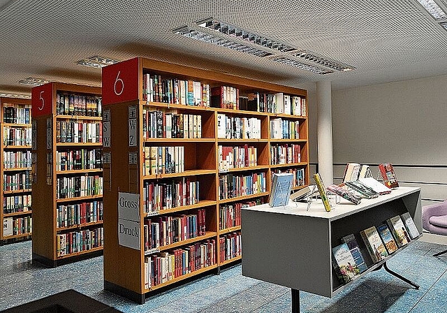 Bei der Stadtbibliothek werden die Öffnungszeiten überprüft. (Bild: Bruno Kissling)