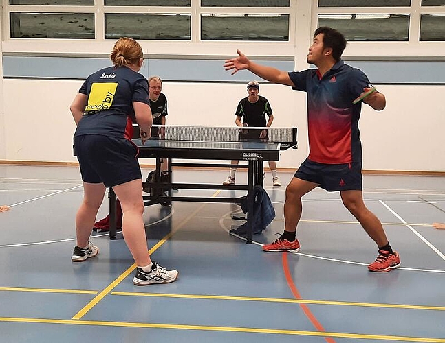 Ehre einlegen für den Tischtennisclub Winznau: Saskia Stebler und Nam Thach Ngoc (im Vordergrund) beim Meisterschaftsspiel gegen Brugg. (Bild: Larissa Stebler)