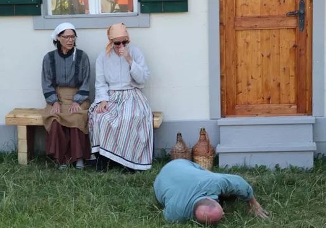 Die Erlinsbacher Bühen feiert am Mittwoch, 14. August die Premiere von «Alles armi Tüüfel». (Bild: ZVG)