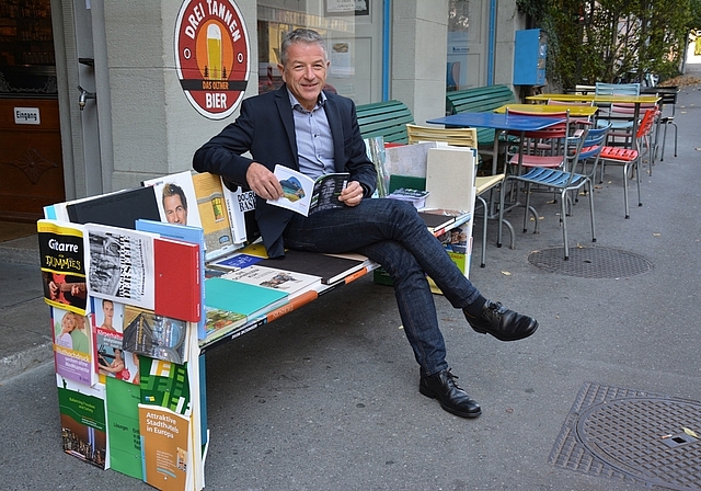 Macht es sich gleich selbst auf den Oltner «Bücher-Bänkli», hier bei der Galicia Bar, bequem: Georg Berger, Präsident des Fördervereins, freut sich auf den heutigen Start des Buchfestivals Olten mit dem «Solothurner Müsterli Abend». (Bild: v