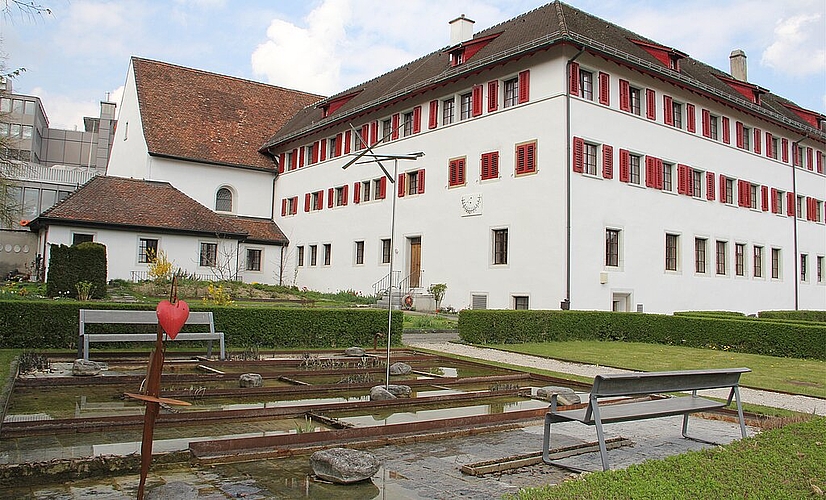 Mit einem Feuer vor der Kirche sowie dem traditionellen «Brunch» können Interessierte im Kapuzinerkloster Ostern feiern. (Bild: mim)
