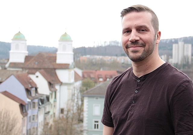 Christoph Keller lebt gerne in der Stadt mit Dorfcharakter und schätzt es «zmitzt im Chueche» zu wohnen. (Bild: S. Furter)