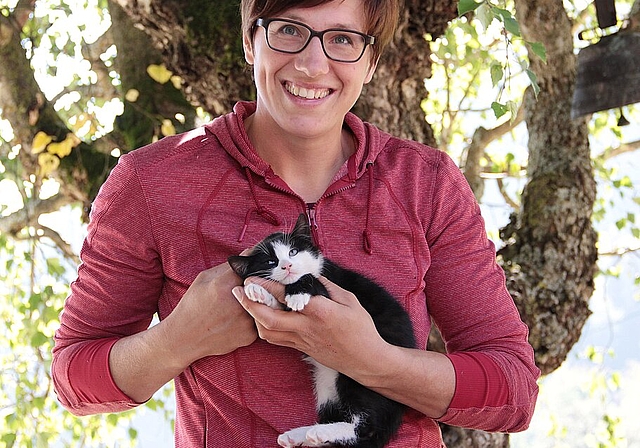 Tiefenentspannt. In den Armen von Landwirtin Rebekka Strub fühlt sich Kätzchen Lilly wohl. Eines Tages wird es als Hofkatze auf Mäusejagd gehen. (Bild: S. Furter)
