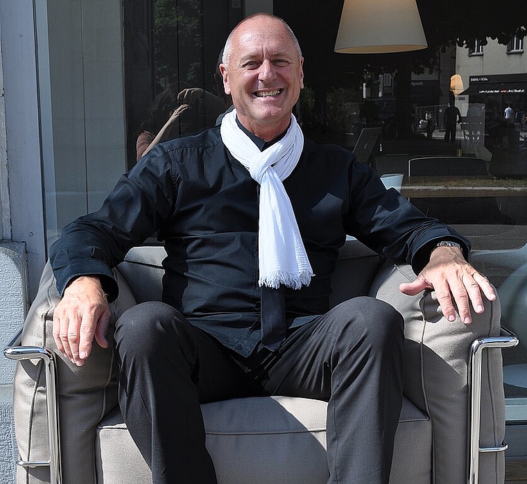 Norbert Jud vor seinen Ausstellungsräumen an der Baslerstrasse. vwe)
