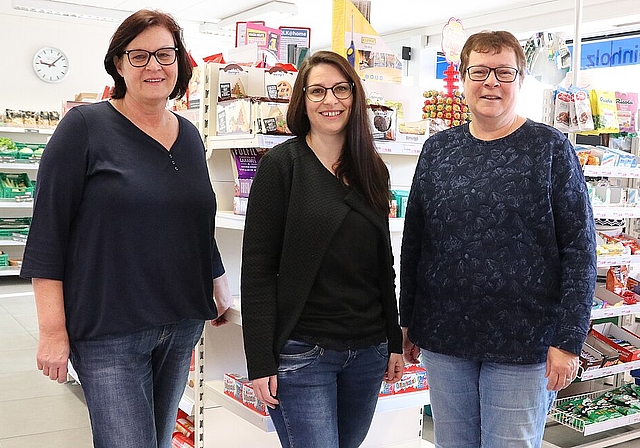 Isabelle Hachen (l.) und Regula Jäger (r.) übergeben per 1. April ihren Quartierladen im Kleinholz an Rebekka Häfeli vom Verein WG Treffpunkt. (Bild: mim)
