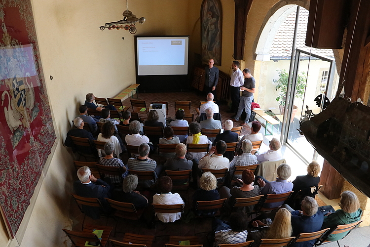 Andreas Affolter, Reto Spiegel und Rainer von Arx (v.l.) präsentierten das Schaffen rund um das Grossprojekt Theater «1918.CH». (Bild: mim)
Andreas Affolter, Reto Spiegel und Rainer von Arx (v.l.) präsentierten das Schaffen rund um das Grossprojekt Theater «1918.CH». (Bild: mim)
