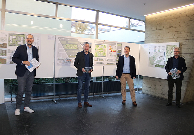(v.l.) Prof. Dr. Dirk Engelke, Studiengangleiter an der Ostschweizer Fachhochschule, sowie Stadtrat Thomas Marbet, der Leiter der Baudirektion Kurt Schneider und Stadtarchitekt Artur Bucher präsentierten zum Abschluss der Zusammenarbeit ein Auszug d