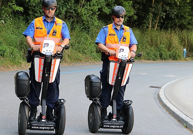Francesco Mauro und Thomas Wermelinger mit ihren Segways auf Patrouille durchs Meierhof-Quartier. (Bild: mim)
