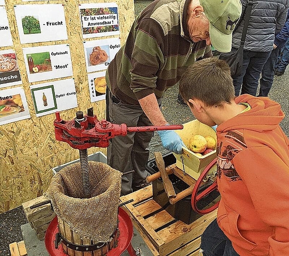 Kinder dürfen an zwei kleinen Obstpressen selber Hand anlegen. (Bilder: ZVG)