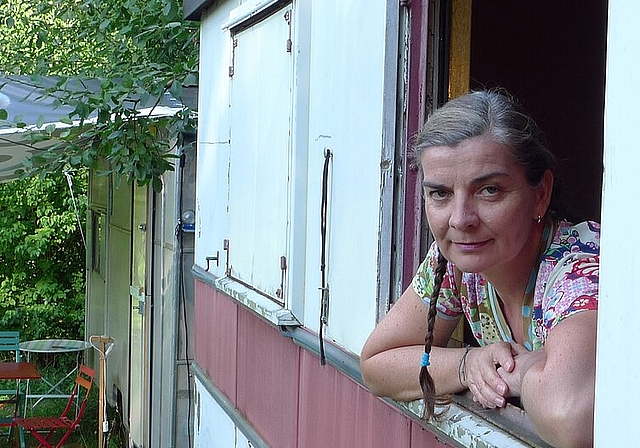 Franziska Lang in einem von ihr zur Kinderbibliothek umfunktionierten Zirkuswagen der Zirkusgruppe «Balloni». Werner Rolli)