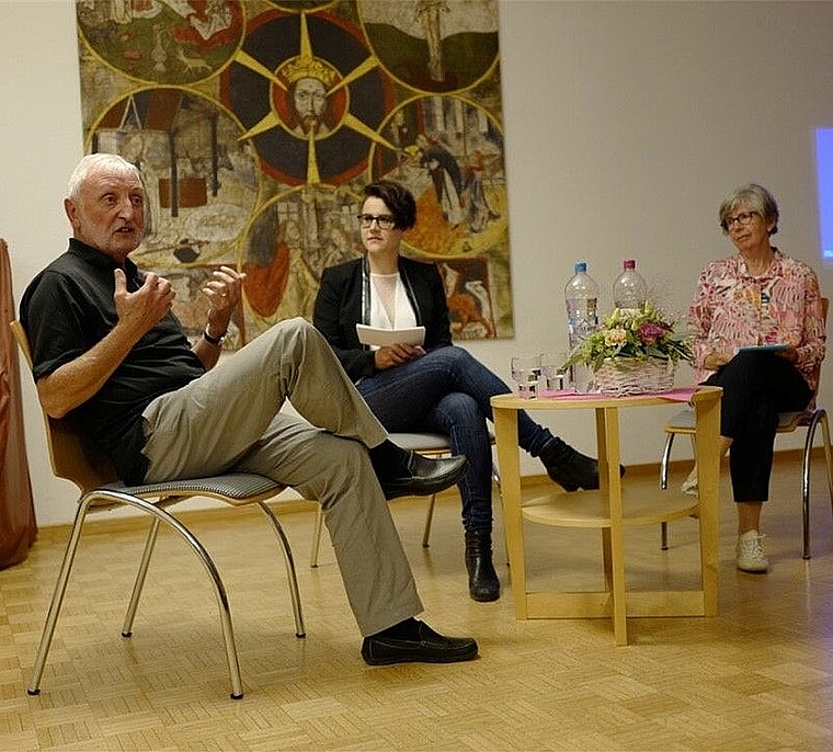 Diskussionsrunde anlässlich des Herbst-Events (v.l.): Peter Bertschi (betreuender Angehöriger), Karin Leuppi (Journalistin, Moderation) und Susanna Jenzer (Psychologin und Angehörigengruppenleiterin Alzheimervereinigung Kt. Solothurn). (Bild: ZVG)