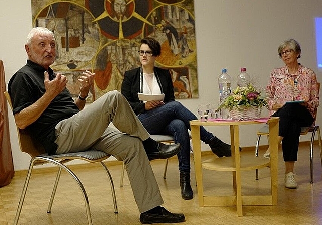 Diskussionsrunde anlässlich des Herbst-Events (v.l.): Peter Bertschi (betreuender Angehöriger), Karin Leuppi (Journalistin, Moderation) und Susanna Jenzer (Psychologin und Angehörigengruppenleiterin Alzheimervereinigung Kt. Solothurn). (Bild: ZVG)
