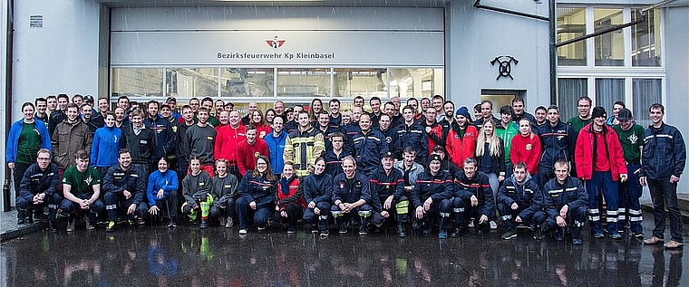 Gruppenfoto aller Teilnehmer vor dem Magazin der Milizfeuerwehr Kompanie Kleinbasel. (Bild: ZVG)