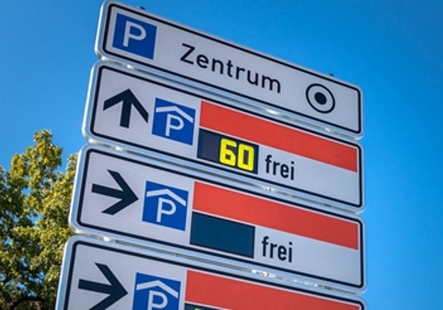 An der Sitzung vom 20. Dezember wird der Stadtrat dem Parlament ein Parkleitsystem nach dem Vorbild Aarau zur Bewilligung vorlegen. (Bild: Symbolbild / Fotolia)
