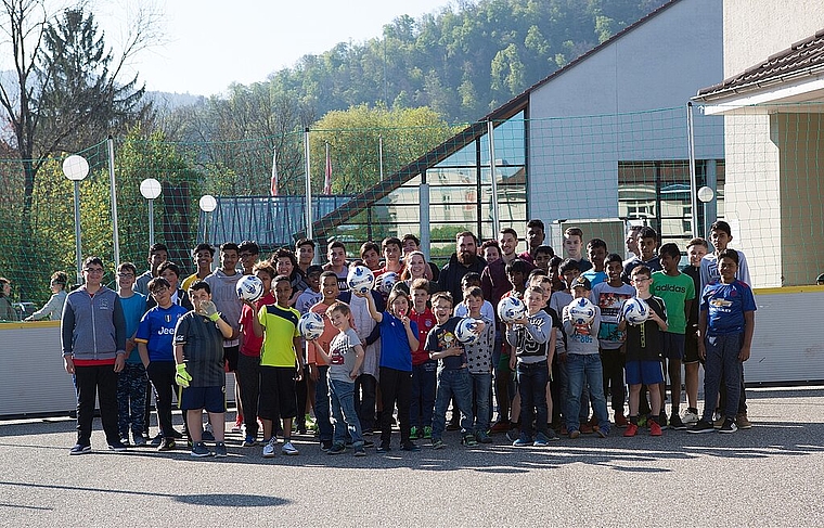 Weit über 100 Kinder und Jugendliche beteiligten sich an den zwei Fussballabschluss-Turnieren, um einen der begehrten Fussbälle und eine Medaille gewinnen zu können. (Bild: ZVG)