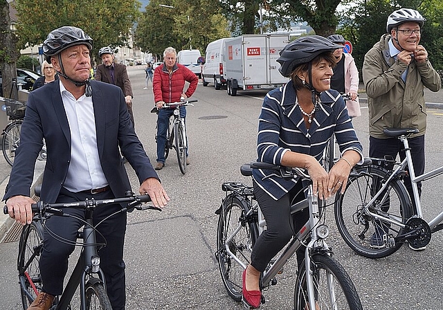 Warben mit einer Fahrt durch Olten für den Bundesbeschluss Velo, über den am 23. September abgestimmt wird (v.l.): Stadtpräsident Martin Wey, Bundesrätin Doris Leuthard und der Solothurner Regierungsrat Roland Fürst. (Bild: Franz Beidler)