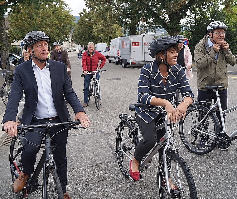Warben mit einer Fahrt durch Olten für den Bundesbeschluss Velo, über den am 23. September abgestimmt wird (v.l.): Stadtpräsident Martin Wey, Bundesrätin Doris Leuthard und der Solothurner Regierungsrat Roland Fürst. (Bild: Franz Beidler)
