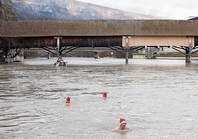 Etwa 80 Meter schwammen die Zipfelmützen in der sieben Grad kalten Aare. (Bilder: Julian Stettler)
