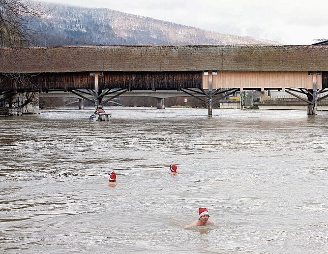 Etwa 80 Meter schwammen die Zipfelmützen in der sieben Grad kalten Aare. (Bilder: Julian Stettler)
