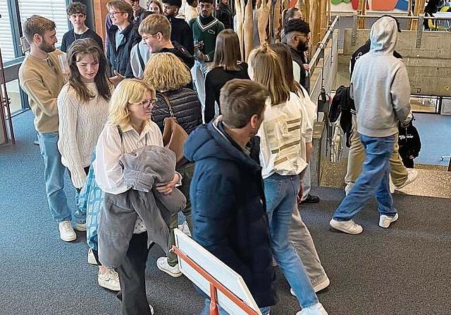 Zahlreiche Besucherinnen und Besucher führten sich am Samstag die diversen Abschlussarbeiten zu Gemüte. (Bild: ZVG)