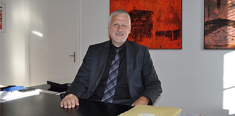 Landammann Peter Gomm in seinem Büro: Die Bilder im Hintergrund malte er selbst. jpi)