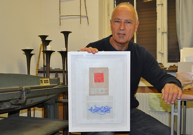Eines seiner vielen Hobbys: Hans-Jörg Haas stellt Kunstwerke aus Papier her. (Bild: B. Beyeler)
