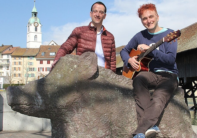 Stefan Ulrich, Region Olten Tourismus Geschäftsführer, und Kinderliedermacher Christian Schenker freuen sich auf die Eröffnung der Familientour, die bei der Wildsau einen passenden Song bereithält. (Bild: mim)