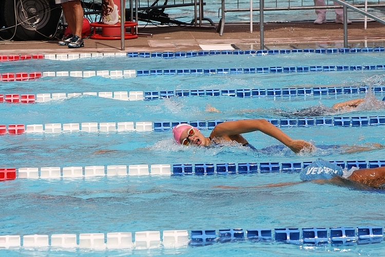 Sie schwimmt nicht nur dem gleichaltrigen nationalen Nachwuchs davon, sondern durfte die Schweiz im letzten Sommer auch am European Youth Olympic Festival (EYOF) in Ungarn vertreten. (Bild: ZVG)