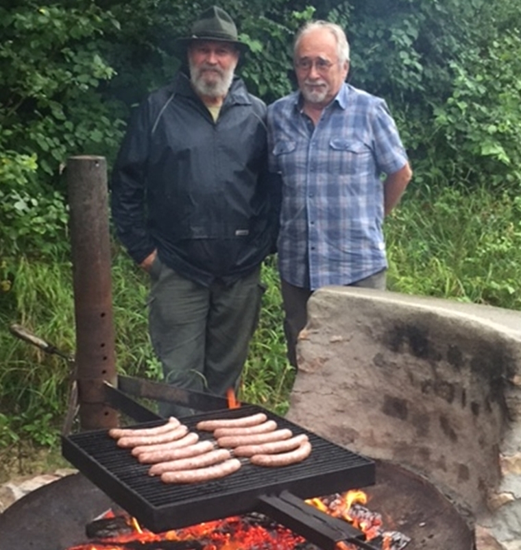 Standen trotz Regen draussen am Grill: Ueli Menzi und Sepp Egli. (Bild: ZVG)