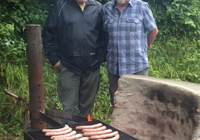 Standen trotz Regen draussen am Grill: Ueli Menzi und Sepp Egli. (Bild: ZVG)