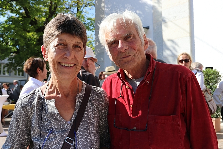 Künstlerin Adelheid Hanselmann und der einstige Leiter des Kunstmuseums Olten, Kurator und Kunstkritiker Peter Killer. Hanselmann hat die Gestaltung der Nischen in der Stadtkirche vorgenommen. (Bild: mim)
