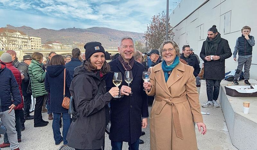 Laura Schöni (links), Thomas Marbet und Susanne Koch Hauser stossen an.