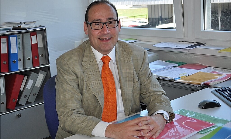 Reto Bernasconi im Büro seines Familienbetriebes. vwe)